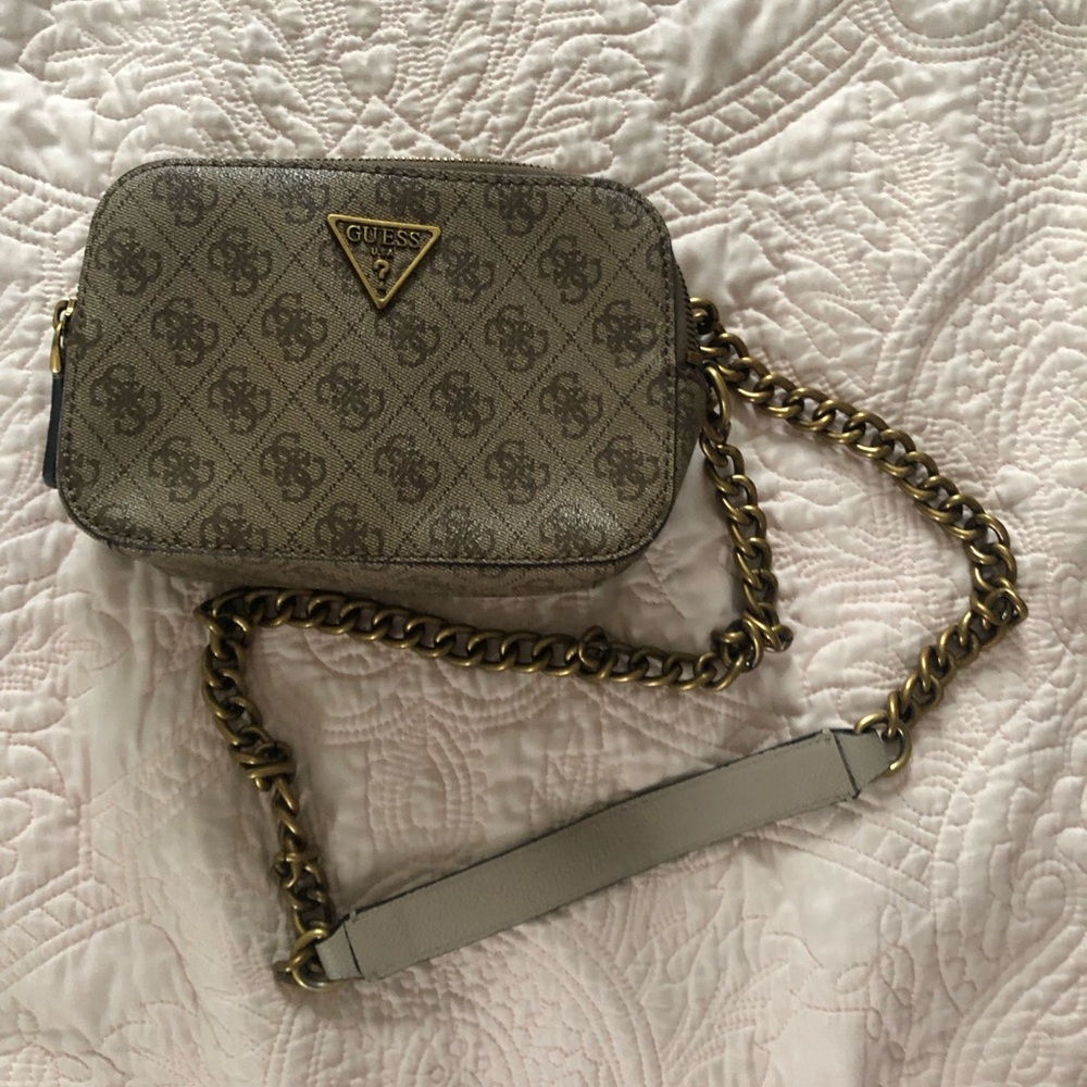 GUESS womens Noelle Crossbody Camera, Latte Logo, One Size US